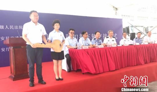 圖為車輛交接儀式現場。 張一辰 攝