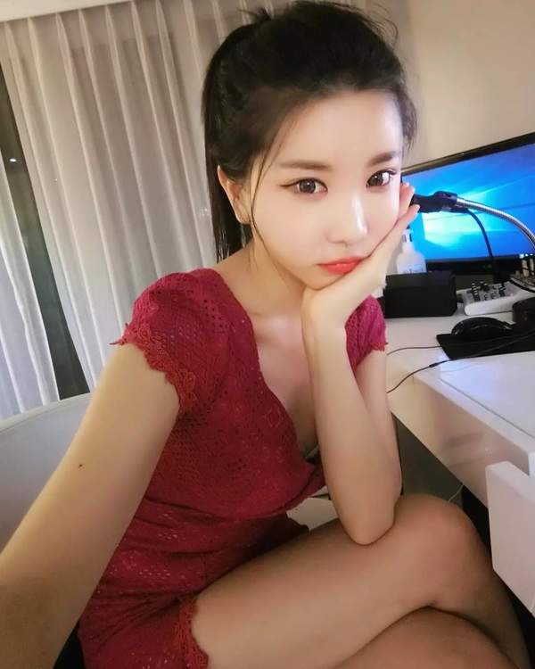 韩国女主播许允美福利美照 肤白貌美,最爱吃鸡