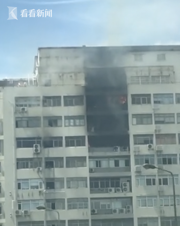 鸥康恒大厦发生火警浓烟滚滚 10多辆消防车赶