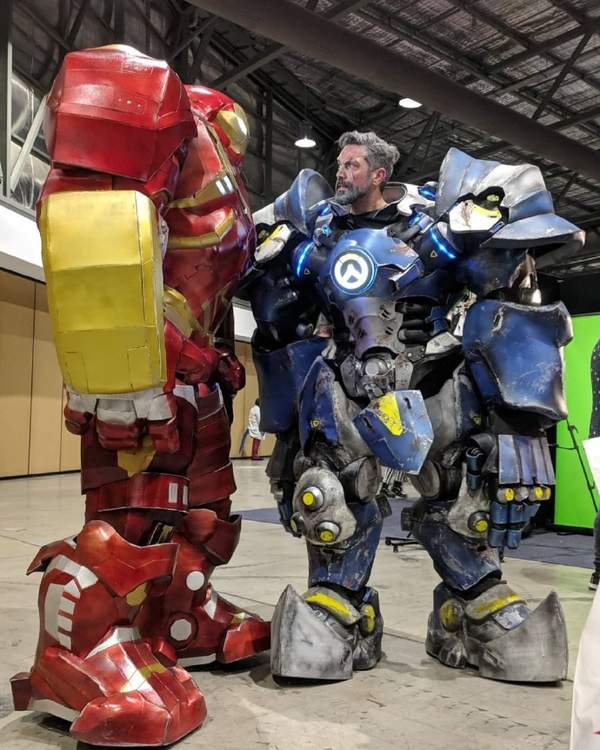 大叔COS《守望先锋》莱因哈特 “大锤”正面PK钢铁侠