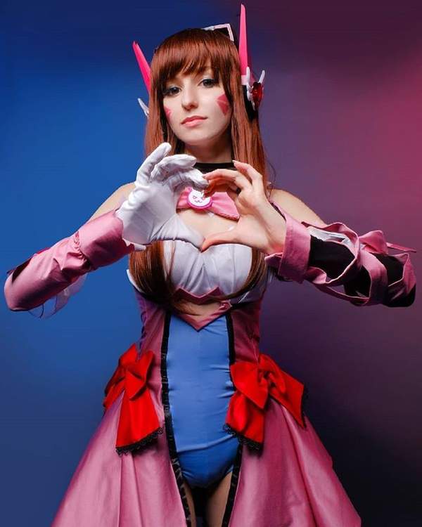 【cos】俄罗斯美女Cos《守望先锋》D.Va 粉嫩俏皮略带妩媚