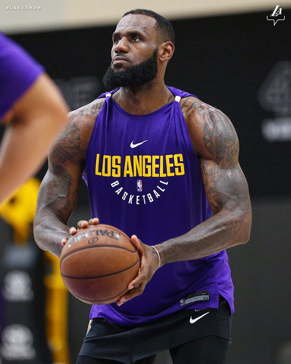 NBA新赛季赛程公布,直播和眼球都跟着詹姆斯去