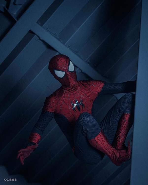 《漫威蜘蛛侠》小虫Cos集锦 好逗比的蜘蛛警察!(图)