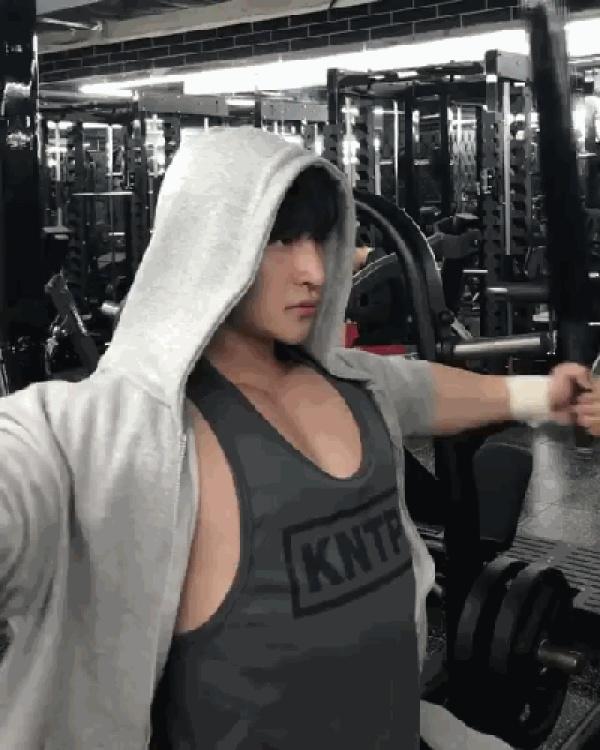93公斤肌肉男经常健身练到呕吐声称是自然健身可信度有多高