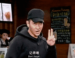 刘德华腿伤痊愈拍戏,西装大背头造型,华仔近六十还是那么帅