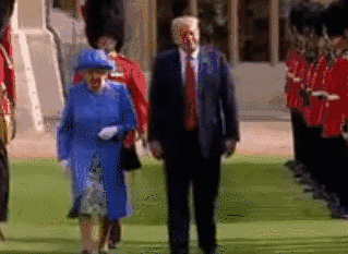 特朗普爱走英国女王的路 让92岁女王“无路可走”