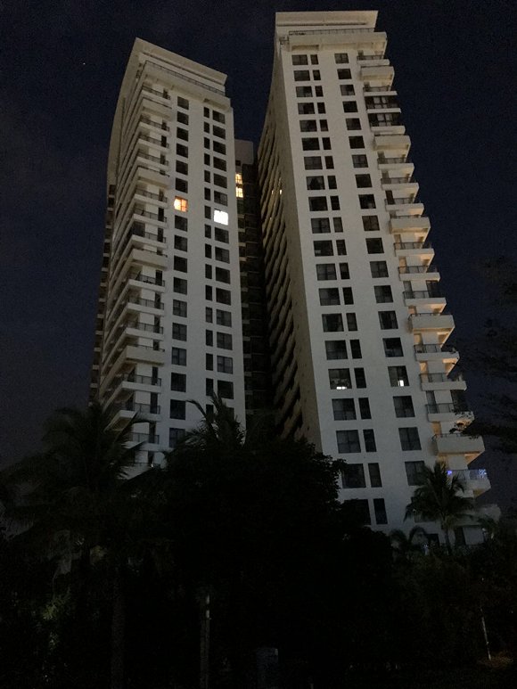 由于买房的“候鸟”人群多已回家,清明期间,小区里只剩寥寥几家住户。摄影:韩沁珂