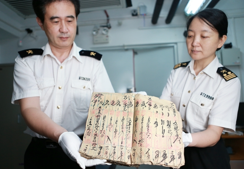 图为:海关移交的清代账本 俞波/摄