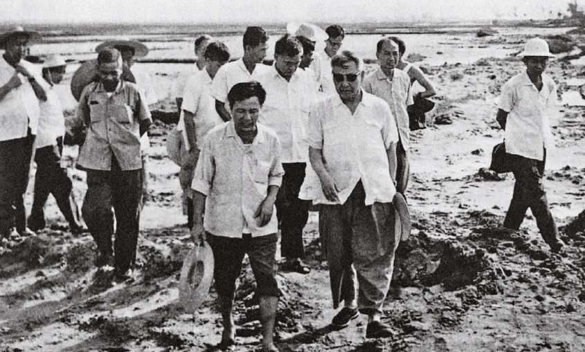 1978年,习仲勋(前排右)在广东视察农田水利建设。