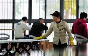 好学上进:食堂保洁员每次考核得满分