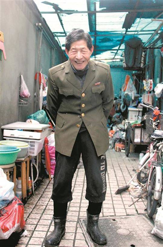  王坤森和他的废品 图片来源广州日报