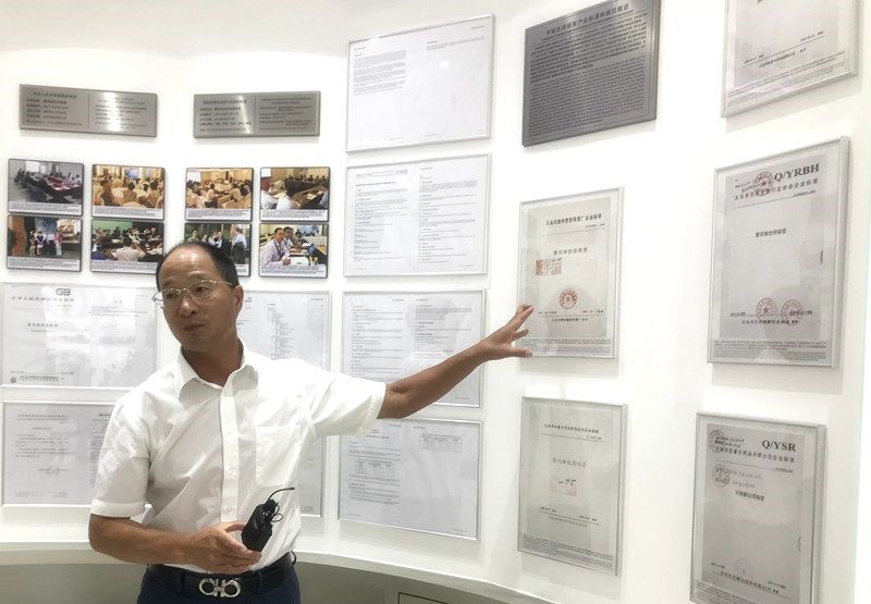 在双童吸管博物馆,楼仲平接受人民网记者采访。 陈琦摄