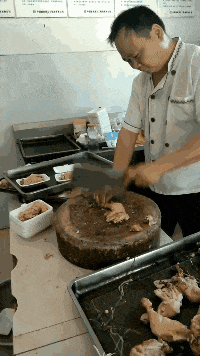 小姐姐，求求你别再笑了，再笑我都要恋爱了。