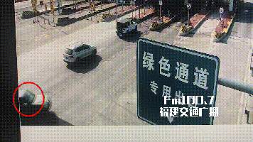 男子高速上往车外扔烟头 后车厢秒变“火车”冲下匝道