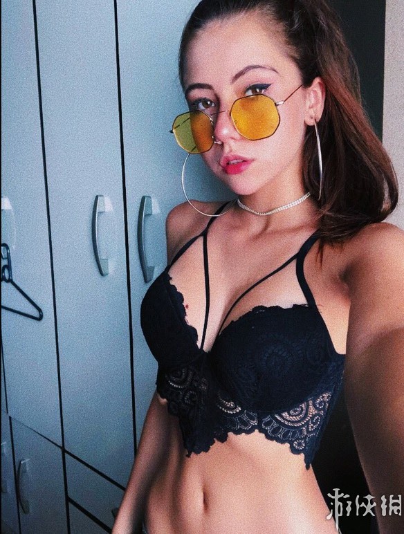 巴西网红美少女大的泳装包不住 成熟大胆翘臀好身材