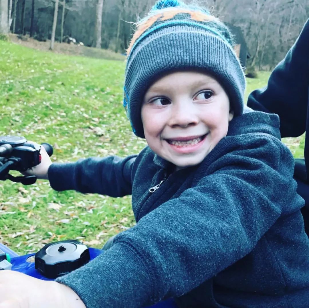 我敢打赌你的表情包里一定有这位“假笑男孩”