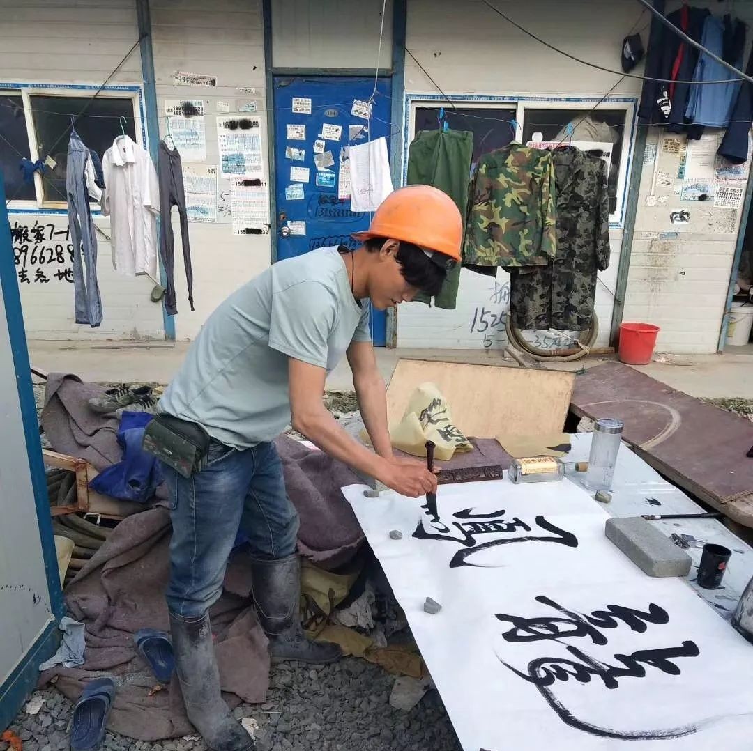 工地的老总_工地搬砖图片