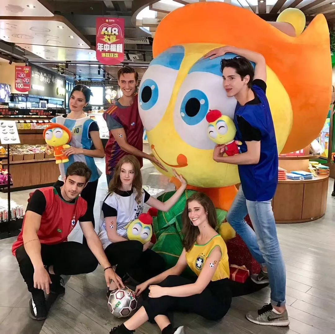 世界杯购物新体验:来伊份零食购物袋一秒变球