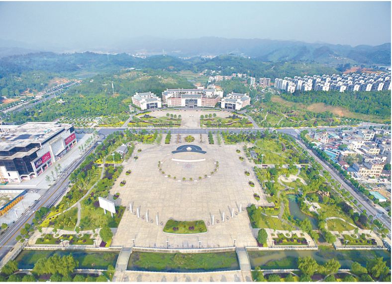 图为汝城县举债修建的爱莲广场,与广场相对的是县委县政府的办公大楼。 来源:中国纪检监察报