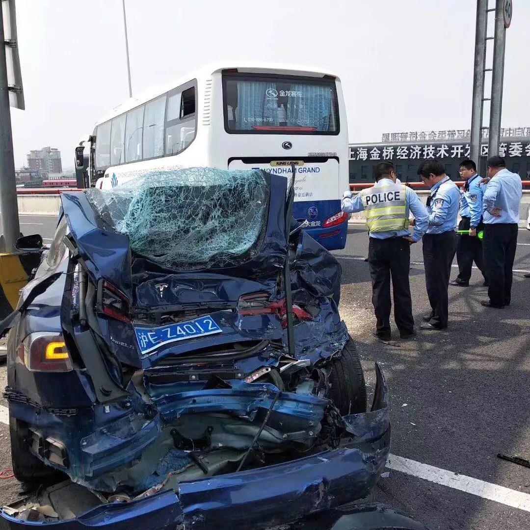 【警示】高速突发车祸 雨天驾驶需谨慎！_搜狐汽车_搜狐网