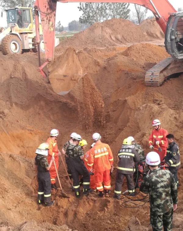 3岁男孩掉进20多米深弃井 被救出送医抢救时身亡