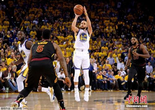 资料图:库里完全失去准星 NBA总决赛G3又见绝命三分,伊戈达拉复出激活杜兰特