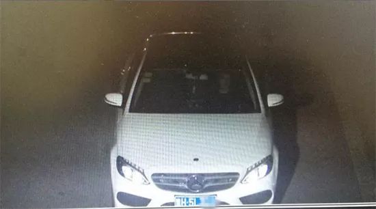 薛先生駕駛的奔馳轎車(視頻截圖)