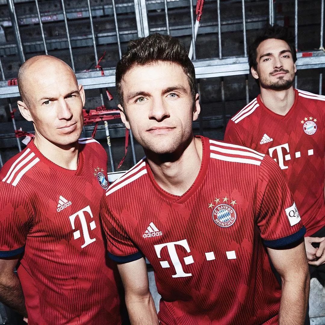 高颜值!拜仁18-19赛季主场球衣正式发布