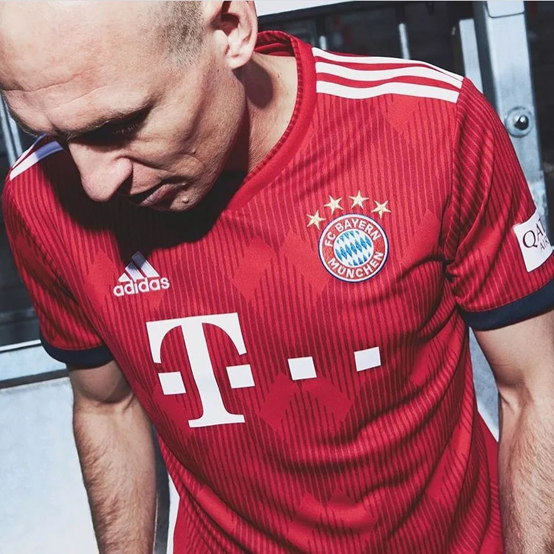 高颜值!拜仁18-19赛季主场球衣正式发布