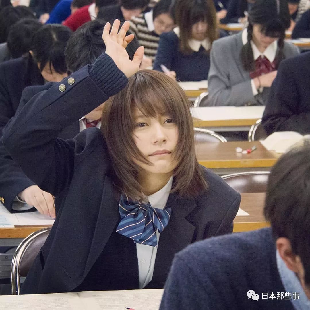 在《爱，不由自主》中还和松本润饰演的高中老师来了一场师生禁忌恋。