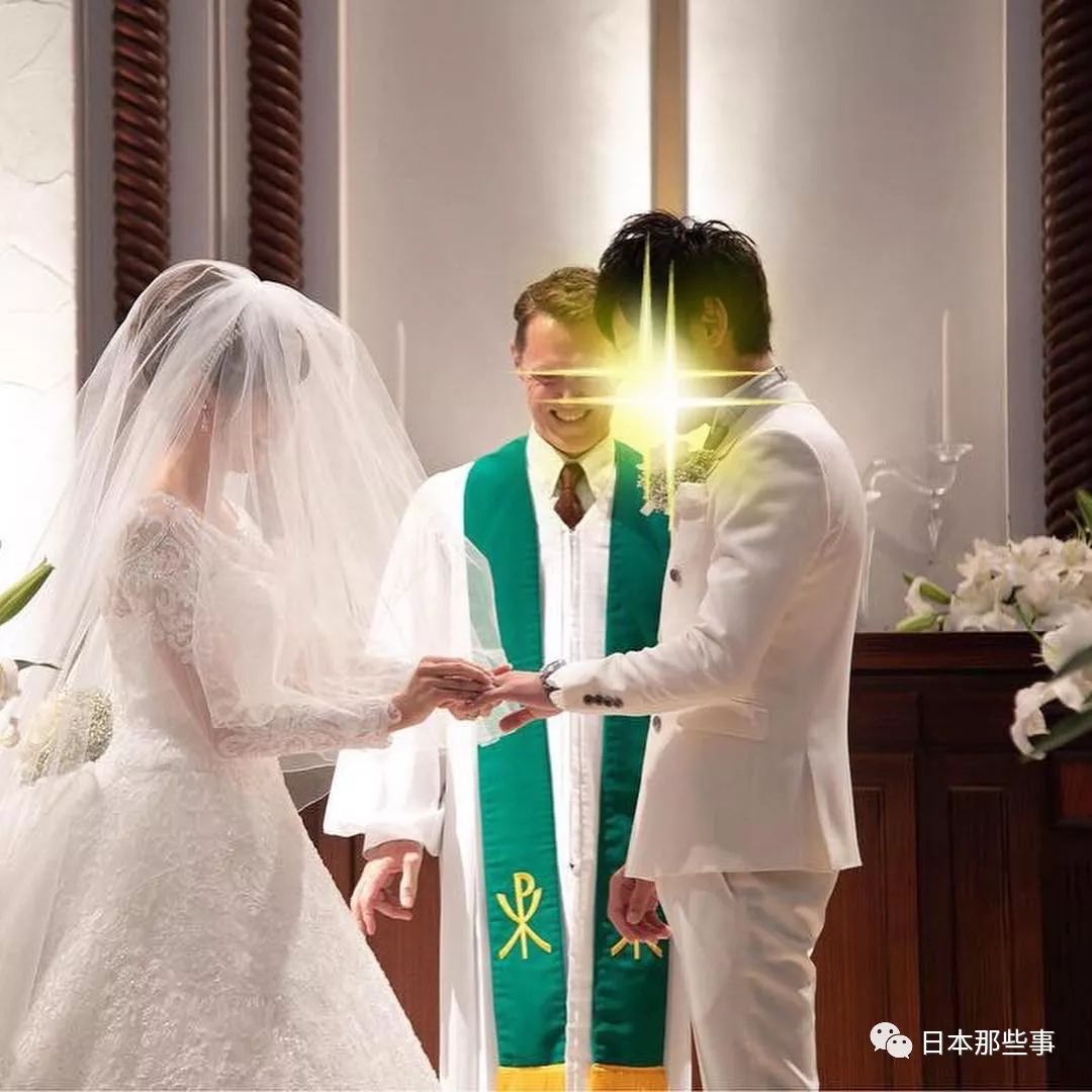 婚礼上的第一套婚纱是Yumikatsura的设计。