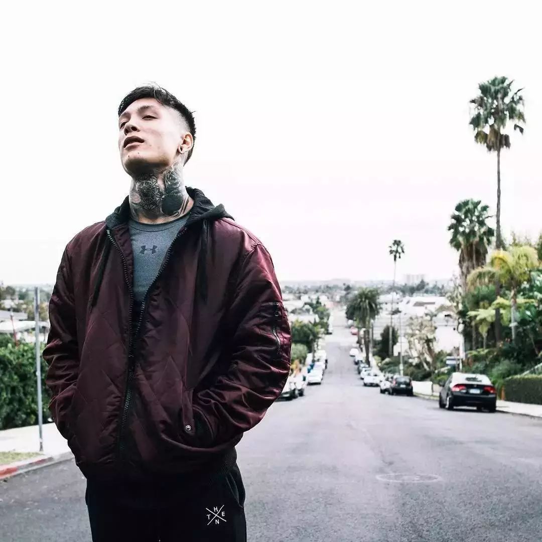 街健“纹身哥”克里斯,练出了一身穿衣显瘦脱衣有肉的迷人身材!|肌肉|训练