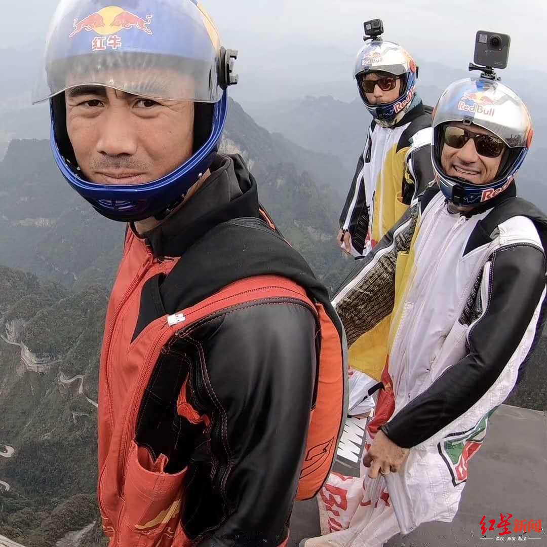 张树鹏等翼装飞行员准备飞行。受访者供图
