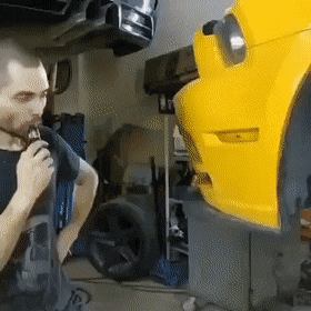 女司机无证超速驾驶酿悲剧 动图 姑娘这手速咋练的?