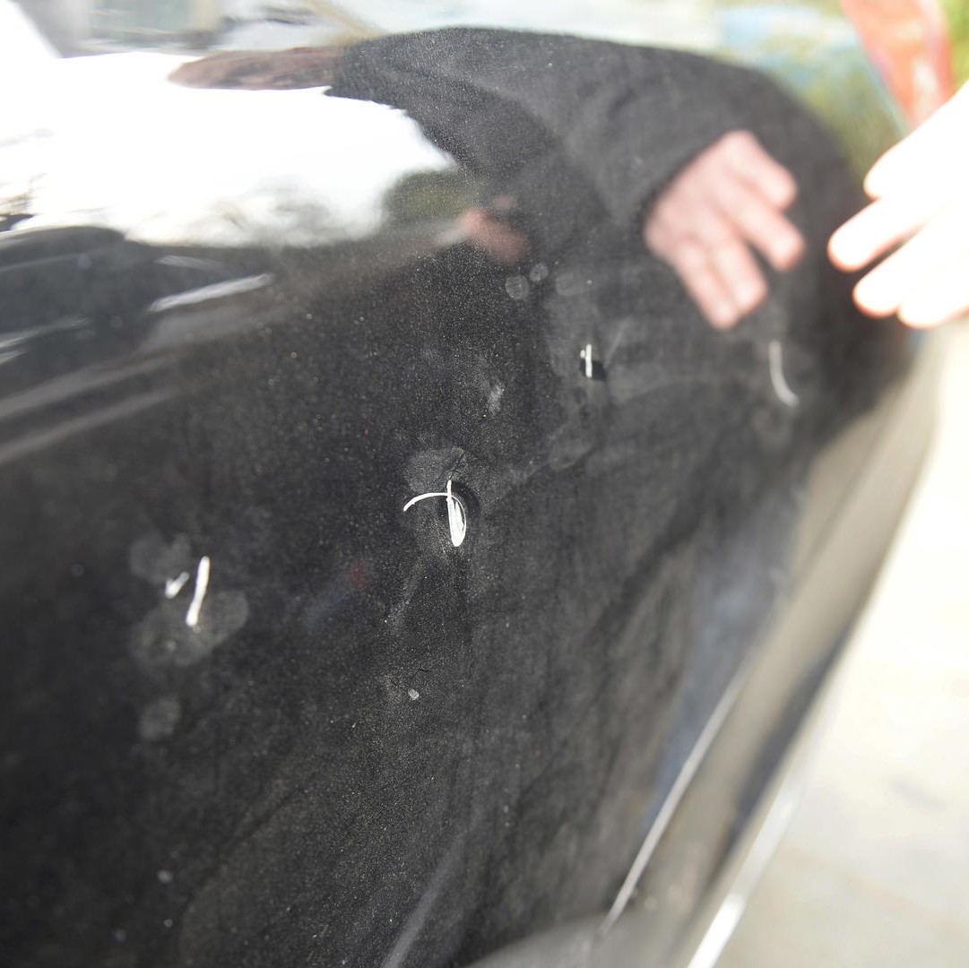 百万奔驰停车场待一周被划成“大花猫”，维修费上万，物业该不该赔？