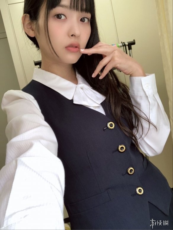 美女声优上坂堇化身看板娘 制服诱惑展现成熟味道！