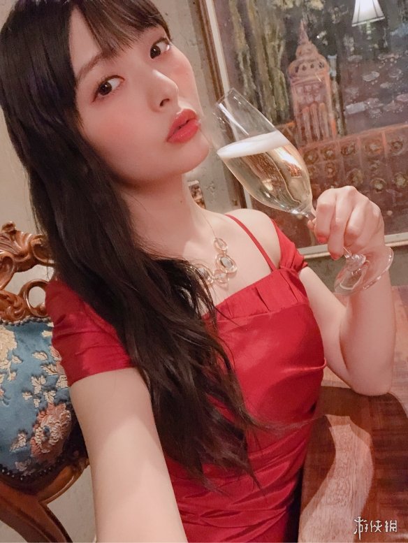 日本美女声优上坂堇曝近照 一袭露肩红裙令人心动!