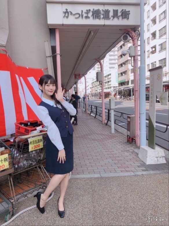 美女声优上坂堇化身看板娘 制服诱惑展现成熟味道！