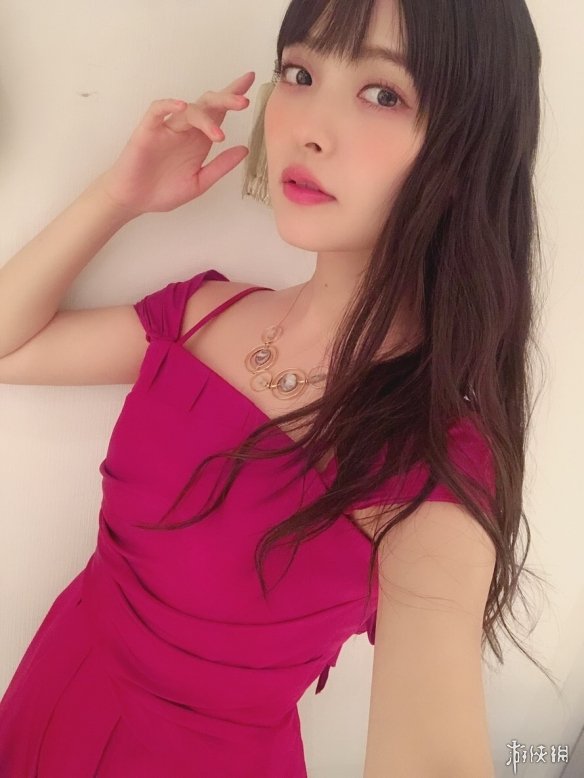 日本美女声优上坂堇曝近照 一袭露肩红裙令人心动!