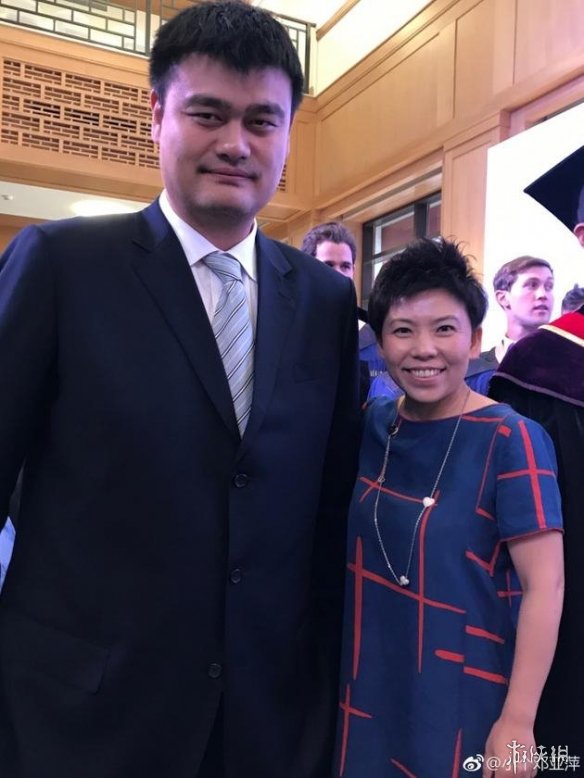 众名星与姚明合影惨被网友调侃:好像只有一米三!