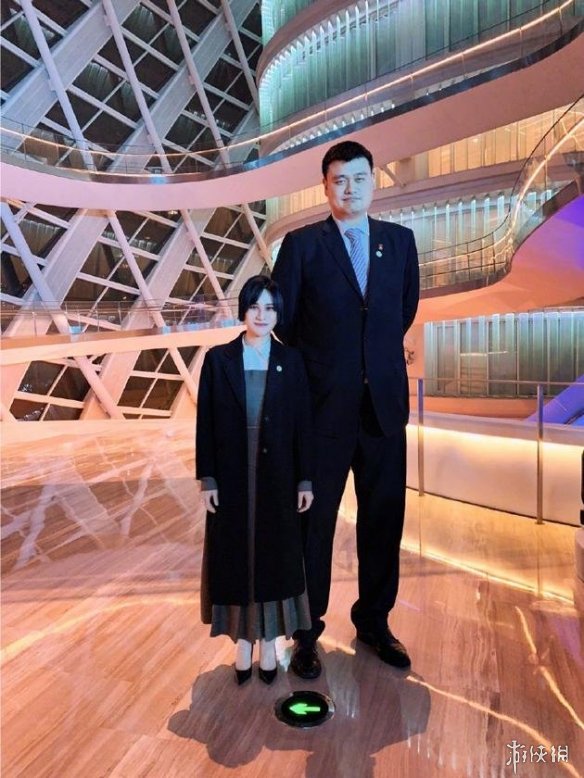 众名星与姚明合影惨被网友调侃:好像只有一米三!