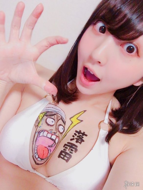 竟然在大欧派上作画!日本性感写真女星椎名香奈江