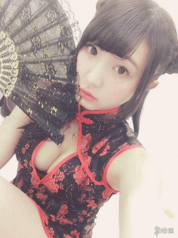 竟然在大欧派上作画!日本性感写真女星椎名香奈江