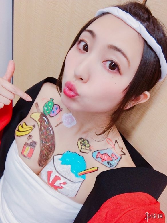 竟然在大欧派上作画!日本性感写真女星椎名香奈江