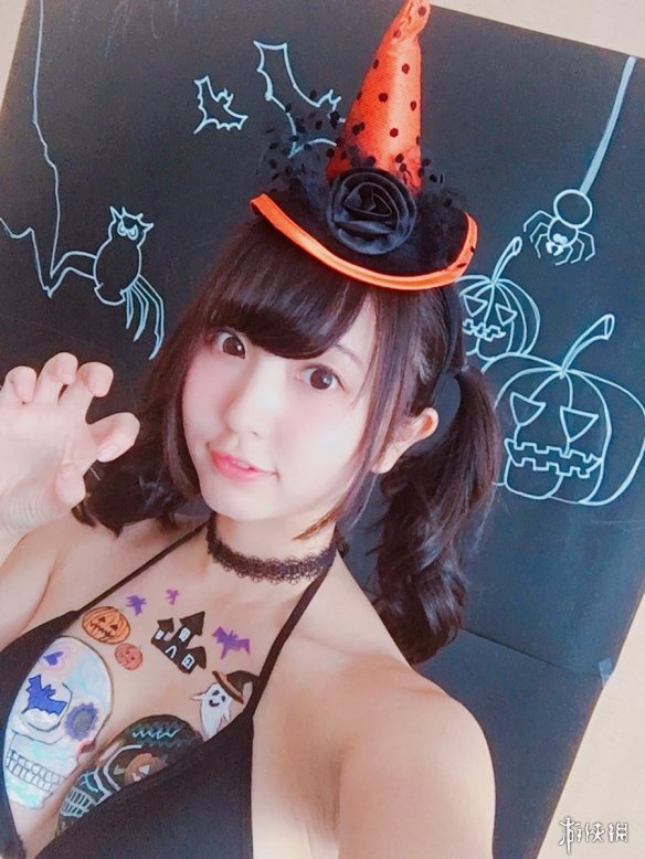 竟然在大欧派上作画!日本性感写真女星椎名香奈江