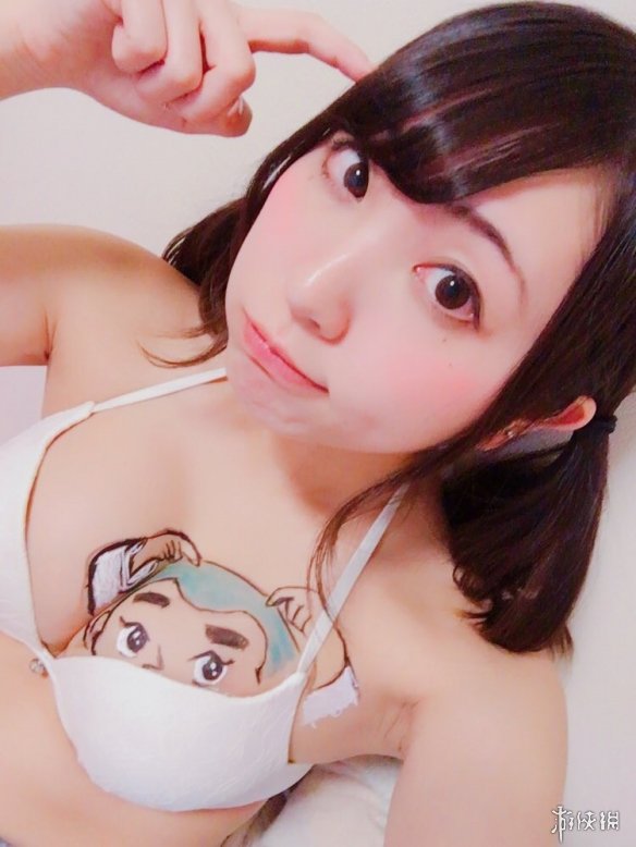 竟然在大欧派上作画!日本性感写真女星椎名香奈江