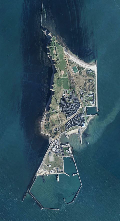 黑尔戈兰岛,二战期间被英军猛烈轰炸,现在仍可见一些巨大的弹坑