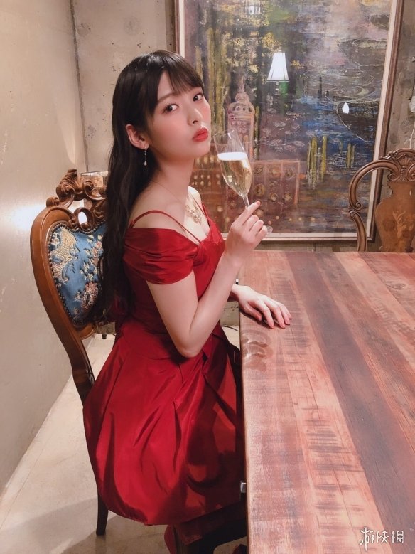 日本美女声优上坂堇曝近照 一袭露肩红裙令人心动!