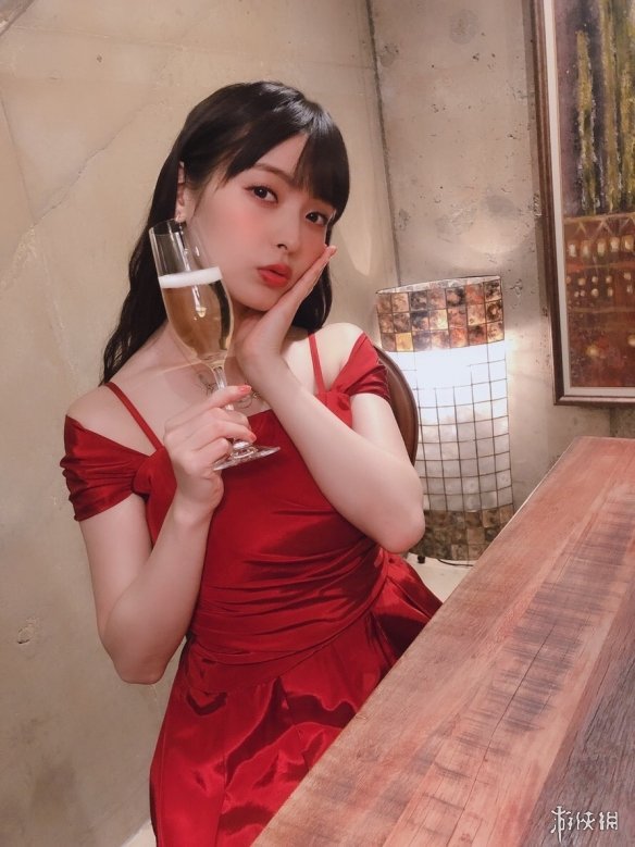 日本美女声优上坂堇曝近照 一袭露肩红裙令人心动!