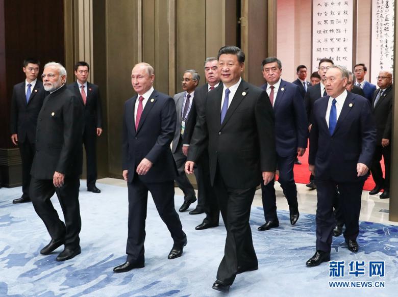6月10日,上海协作安排成员国首脑理事会第十八次会议小范围谈判在青岛国际会议中心举办。这是习近平同上海协作安排其他成员国领导人一起步入会场。图片来历:新华社
